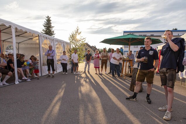 Mitarbeiter in der Abendsonne